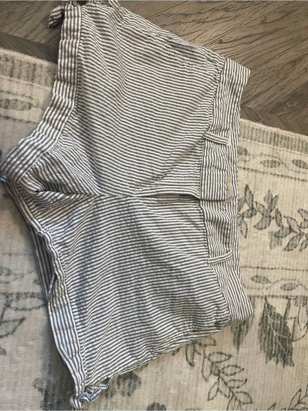 Loft 12 4” Striped Linen Blend Women’s Shorts - White & Gray